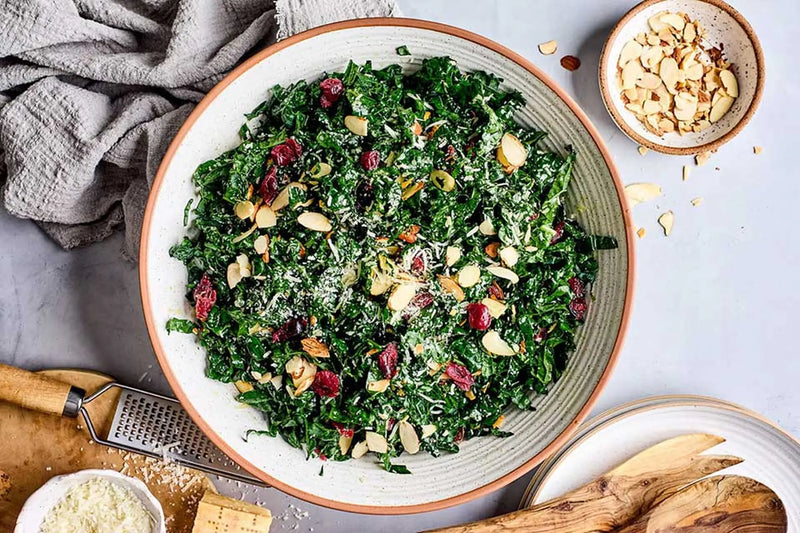 Salad cải xoăn nướng kết hợp hạt dinh dưỡng giàu vitamin, món ăn lành mạnh bổ dưỡng